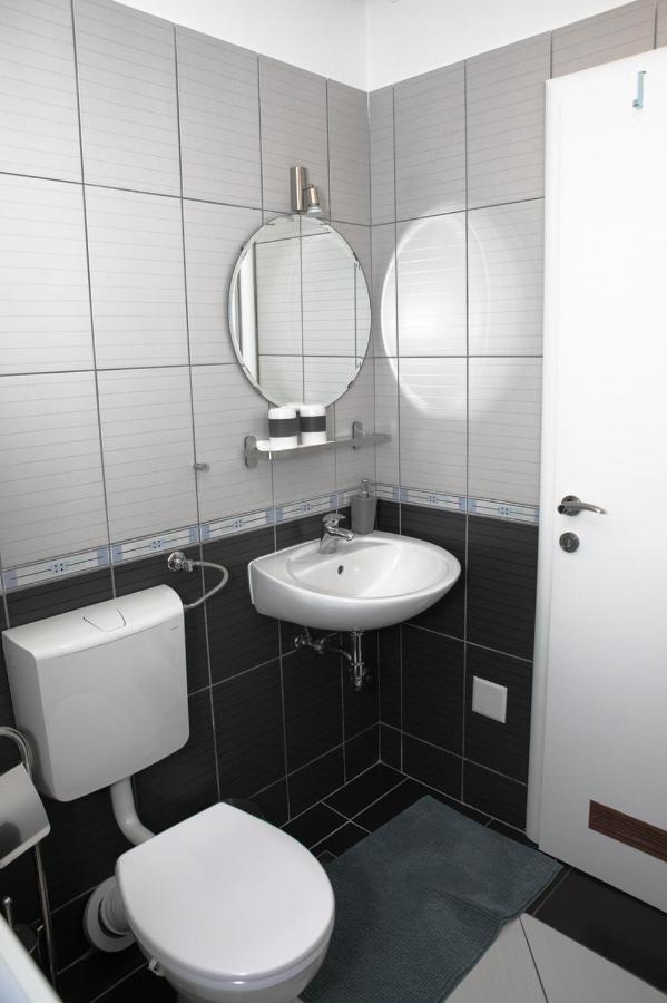 Nika, Arena Apartment